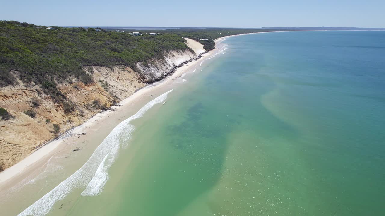 océano turquesa en la playa del arco iris en qld, australia - toma aérea de drones