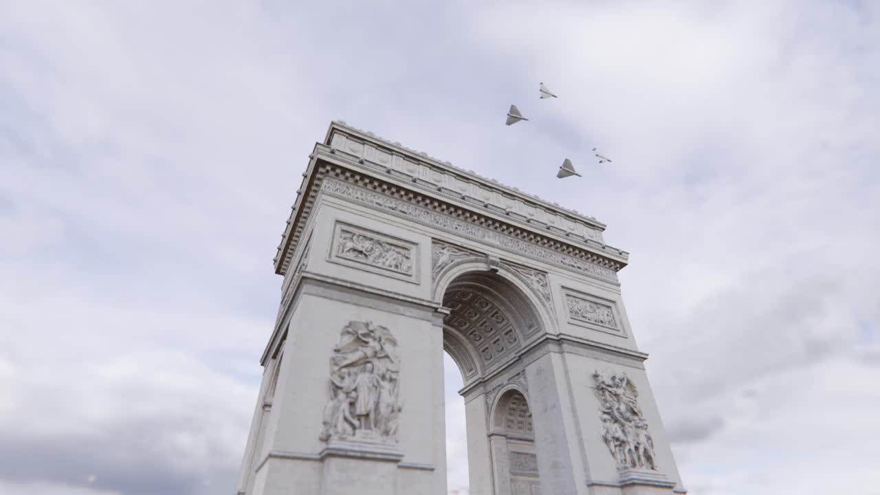 Droni Shahed che volano intorno all'Arco di Trionfo | Droni Shahed ripresi nel cielo | Un drone Shahed in cielo.