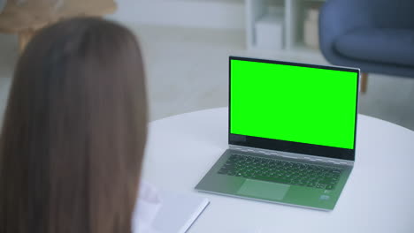 Ärztin-Berät-Online-Laptop-Mit-Grünem-Bildschirm-Auf-Dem-Tisch-Chroma-Key-Konzept