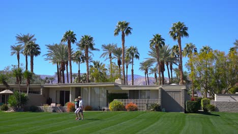 Eröffnungsaufnahme-Eines-Eigentumswohnungskomplexes-In-Palm-Springs,-Kalifornien