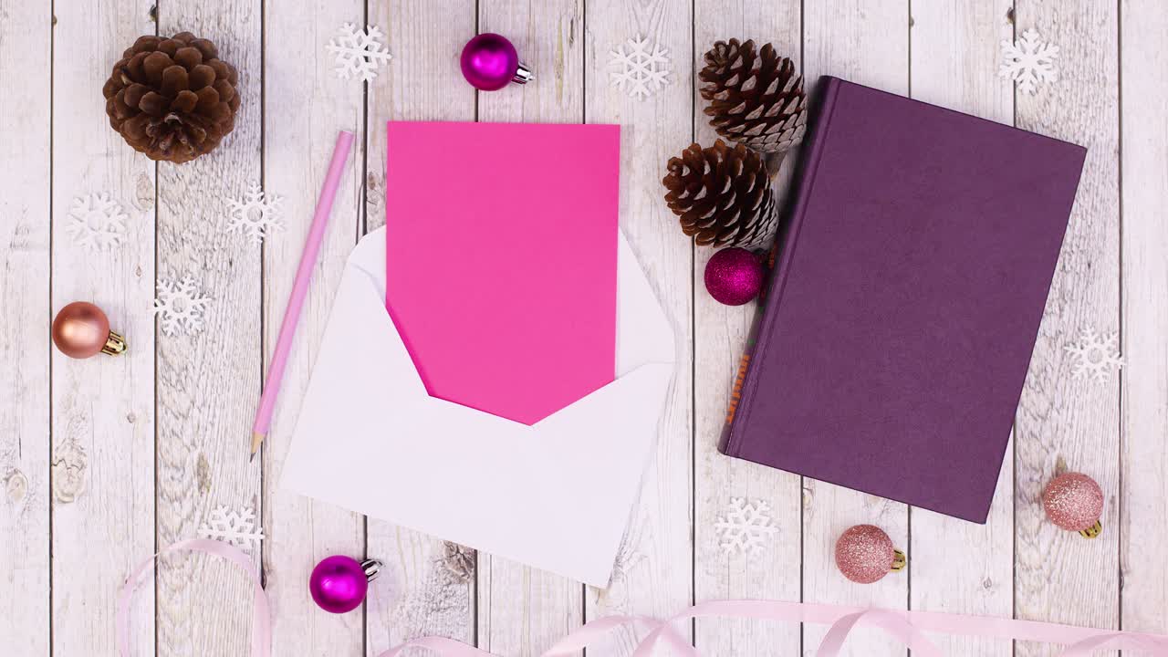 зимнее украшение с мигающими огнями для написания рождественских пожеланий появляется.