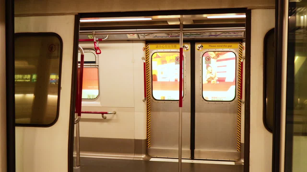 열차가 도착하고, 문이 열리고, 승객이 나가고, 열차가 출발합니다.