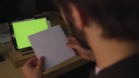 Männchen,-Das-Mit-Einem-Greenscreen-Tablet-Spricht,-Auf-Dem-Weihnachtsgeschenke-Und--karten-Zu-Sehen-Sind