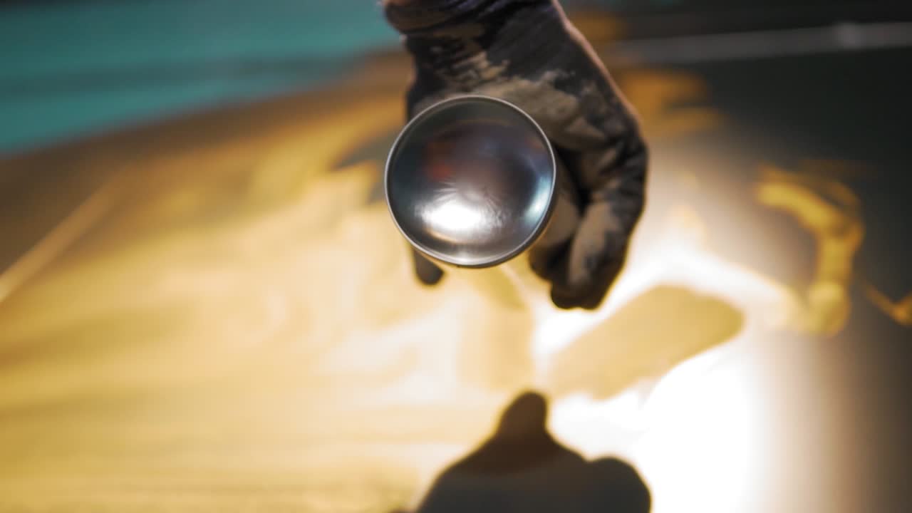 cámara lenta: el hombre está dibujando y pintando con pintura en aerosol y divirtiéndose