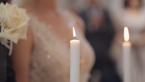 Los-Recién-Casados,-La-Novia-Y-El-Novio-Se-Paran-Y-Rezan-En-La-Iglesia,-Sosteniendo-Velas-En-Las-Manos,-Ceremonia-De-Boda