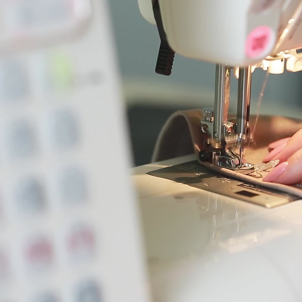 mujer usando una máquina de coser