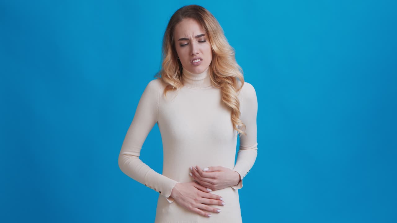 위통을 고 있는 여성