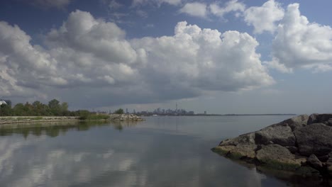 Blick-Auf-Die-Innenstadt-Von-Toronto-Und-Den-Ontariosee-Von-Der-Humber-Bay,-Dramatische-Wolken