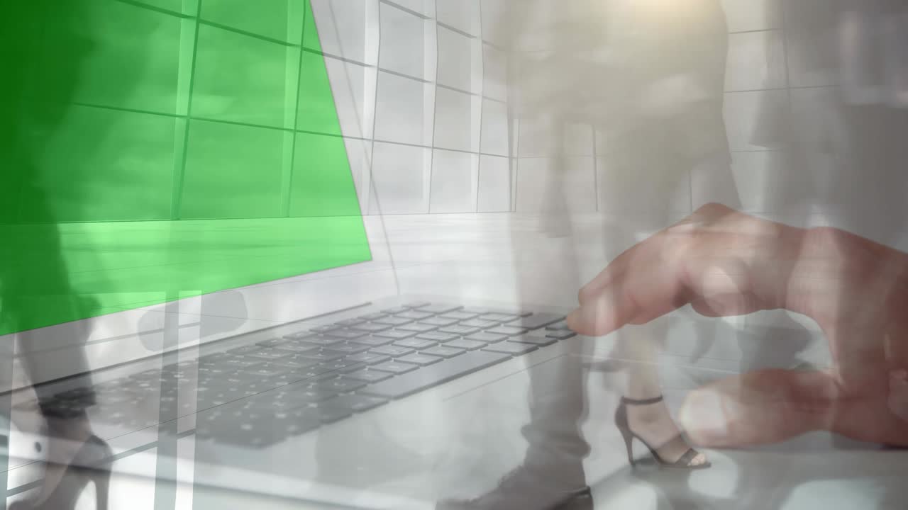 animación de una mujer de negocios usando una computadora portátil con pantalla verde a alta velocidad viajeros de negocios caminando