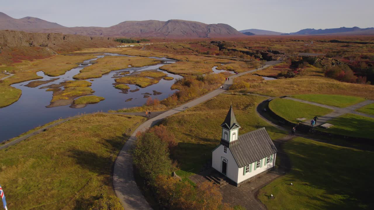 Drönare närmar sig den svarta isländska kyrkan i Thingvellir under hösten
