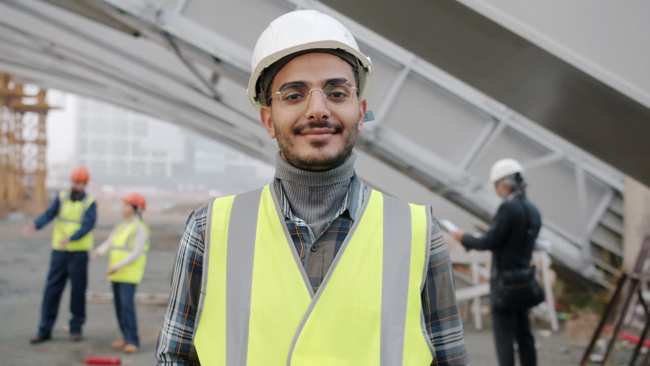 Ritratto di un ingegnere edile in cantiere