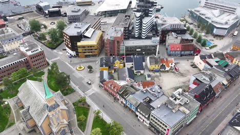 vista aérea de la catedral y el puerto de tromsø, noruega