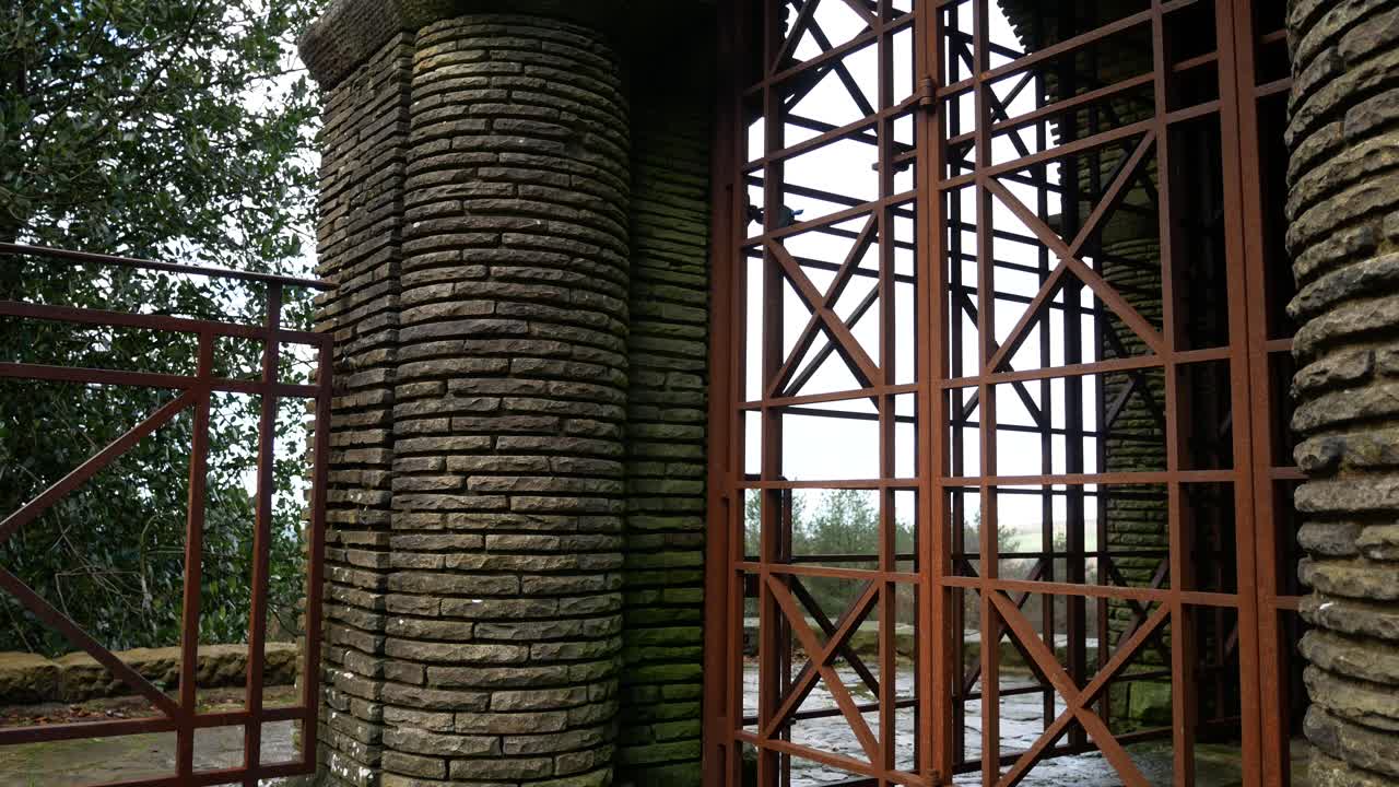 puerta de metal oxidado puerta ornamentada arcada de piedra apilada histórico jardín en terrazas rivington edificio lento izquierda dolly