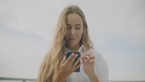 mujer positiva navegando por las redes sociales
