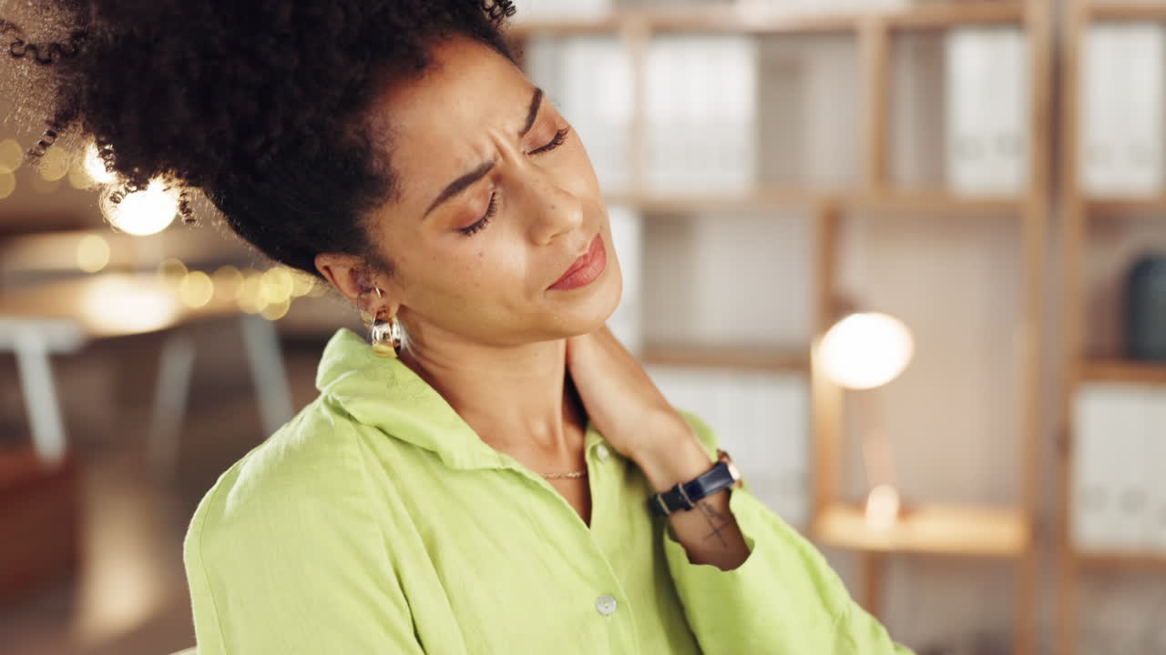 Stress, dolore al collo e donna in ufficio di notte