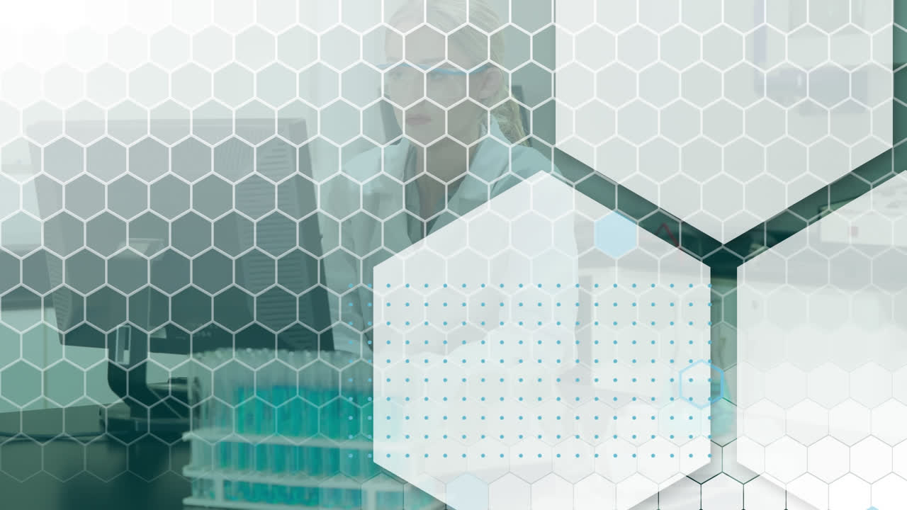 animación de múltiples hexágonos sobre investigadora caucásica que trabaja en el laboratorio