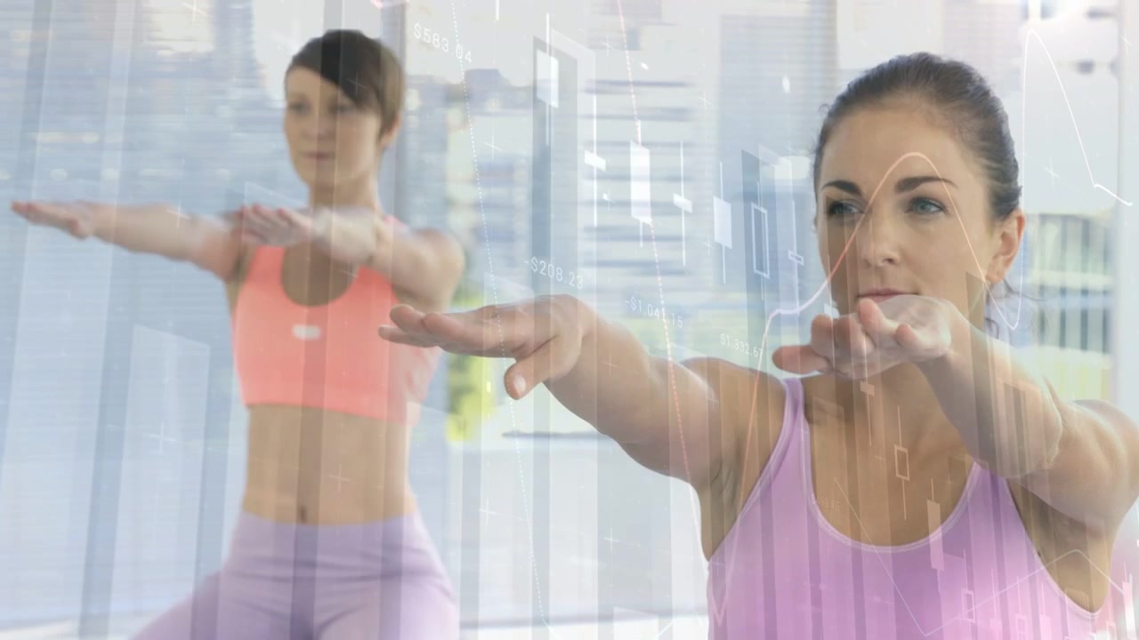 Después de la señal del entrenador, dos mujeres en forma extienden y bajan los brazos para respirar, con líneas de gráfico superpuestas.