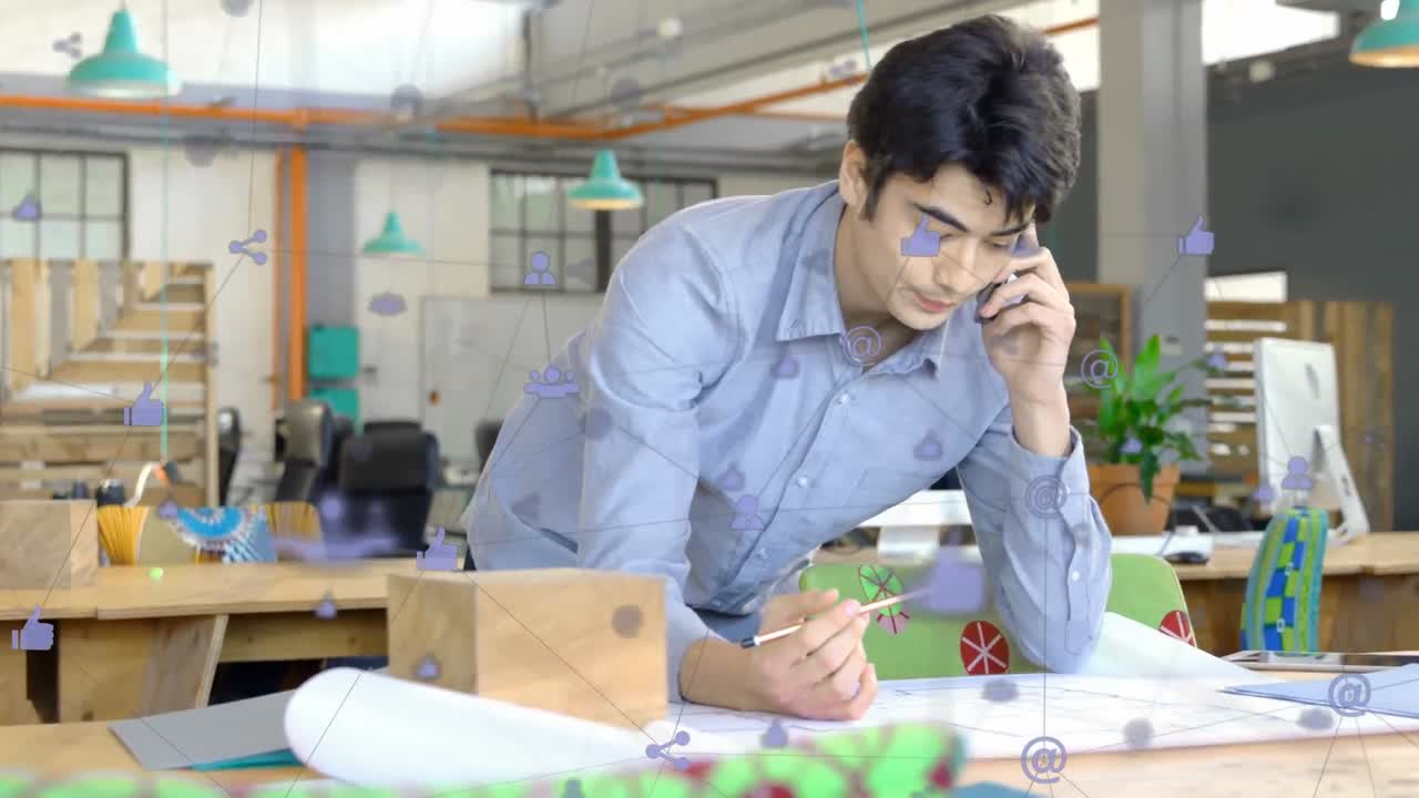 animación de la red de conexiones e iconos sobre el empresario asiático en la oficina