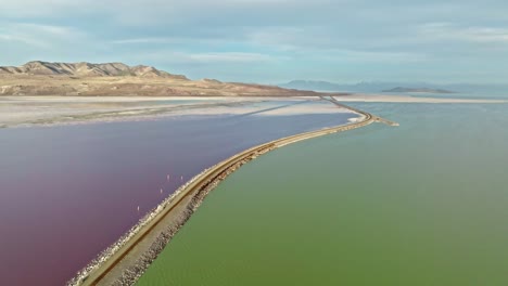 Luftaufnahme-–-Erstaunliche-Kreisschwenkaufnahme-Eines-Zweifarbigen-Sees-Am-Great-Salt-Lake-In-Utah