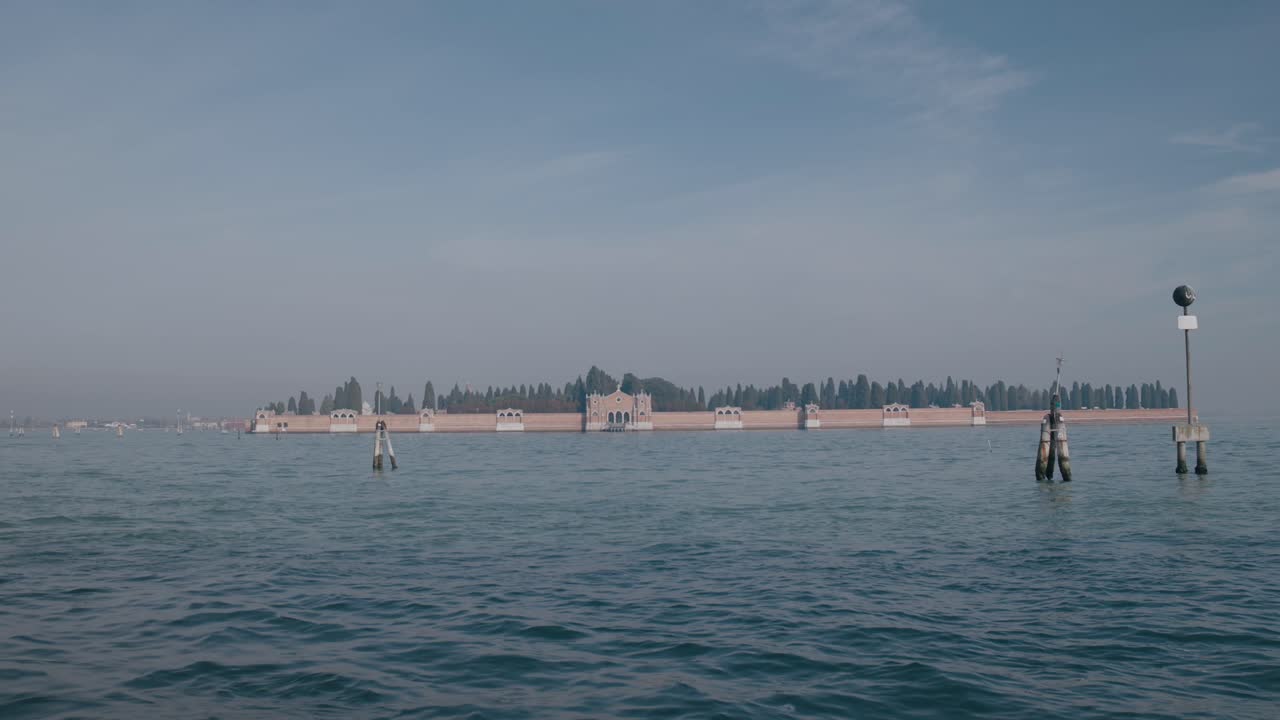 la isla de la laguna veneciana, la isla de san miguel, italia