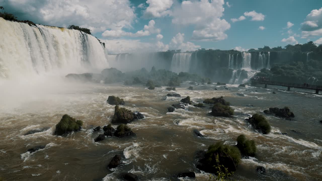 cataratas de iguazu y pasarela en el río iguazu en la frontera de brasil y argentina