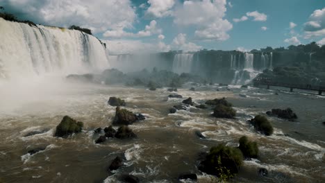 cataratas de iguazu y pasarela en el río iguazu en la frontera de brasil y argentina