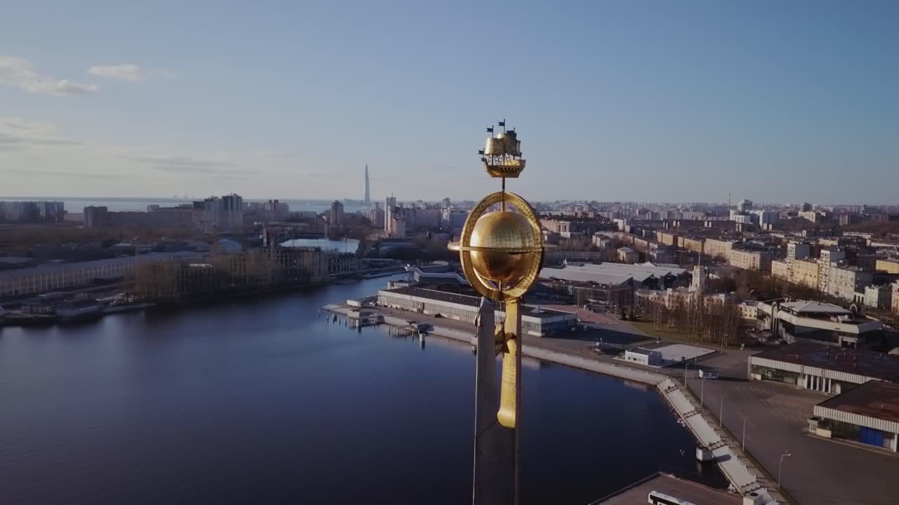 símbolo de velero en la parte superior de una vista aérea del puerto en un panorama de la ciudad, san petersburgo, rusia