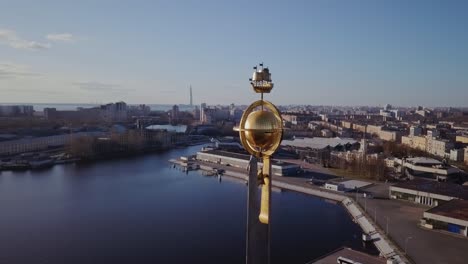 símbolo de velero en la parte superior de una vista aérea del puerto en un panorama de la ciudad, san petersburgo, rusia