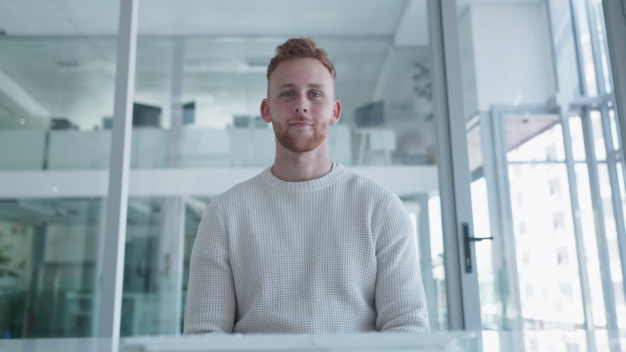 videollamada, hombre saluda y entrevista