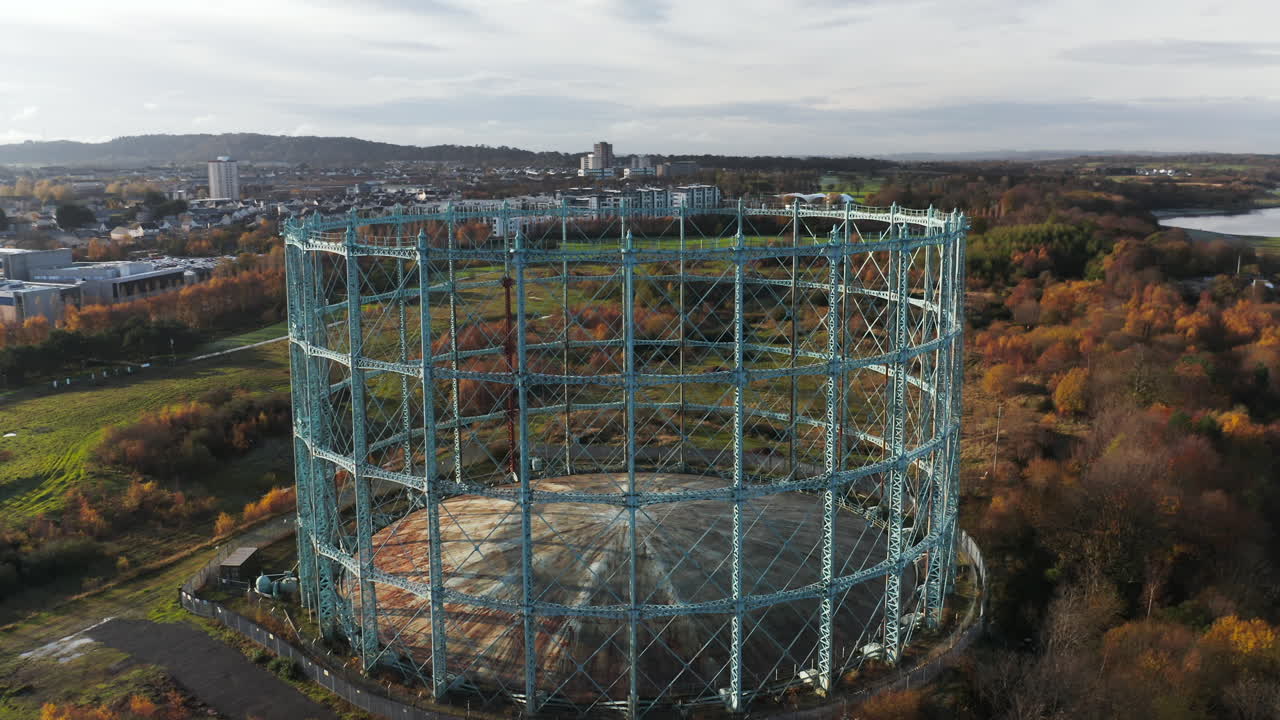 에딘버러의 도시 외곽에 있는 사용하지 않는 가스 계량기의 회전 드론 샷