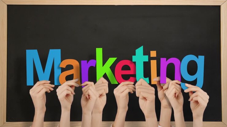 Hände, die Marketing halten