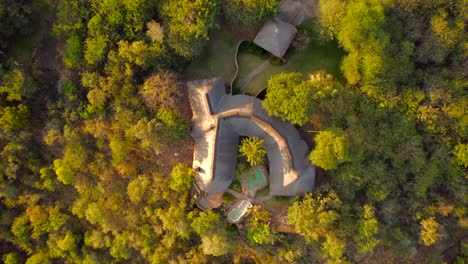 Typisches-Afrikanisches-Hüttenhotel-Mitten-Im-Savannenbusch-Bei-Sonnenuntergang