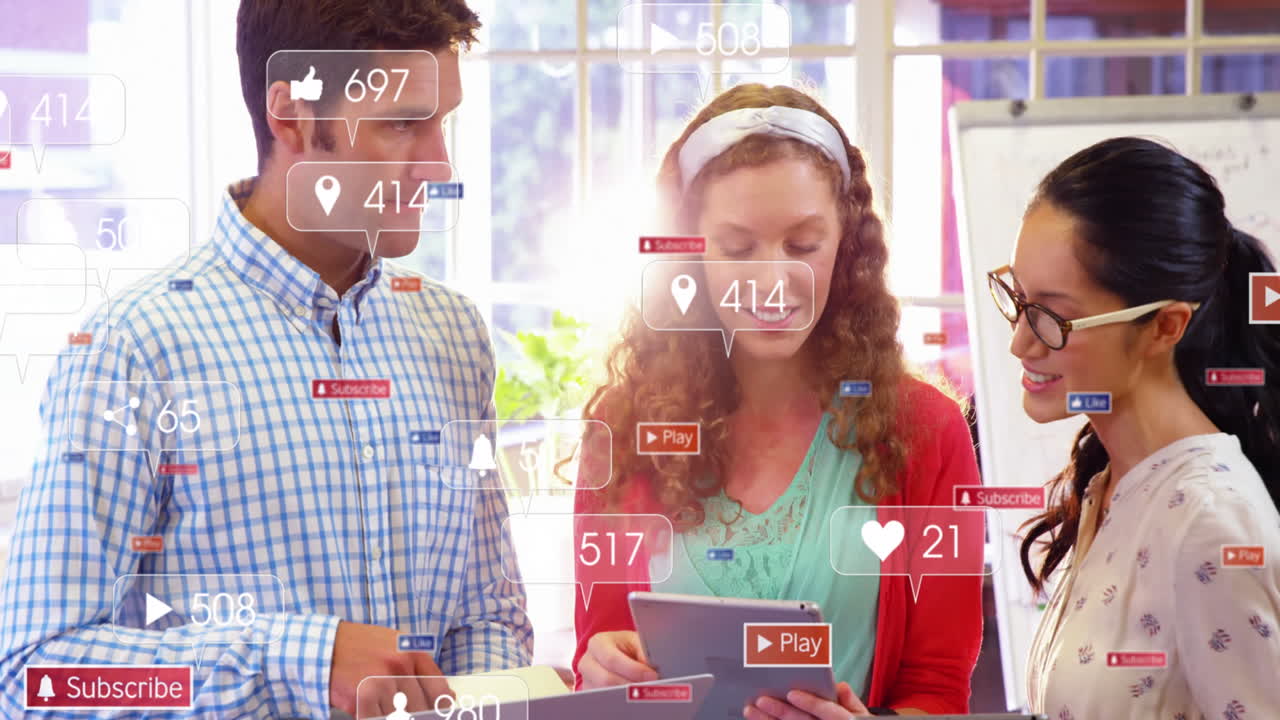 animación de iconos de redes sociales sobre diversos colegas discutiendo en una tableta digital en la oficina.