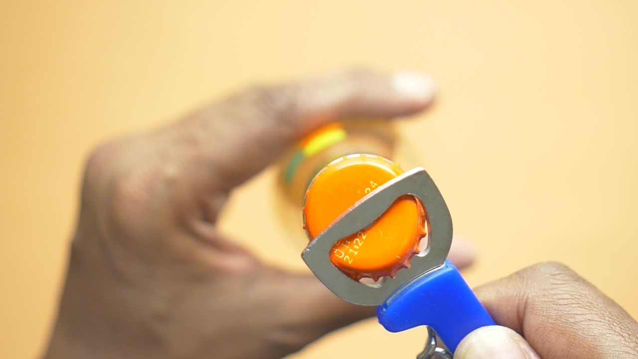 abrir una botella con un abridor de botellas