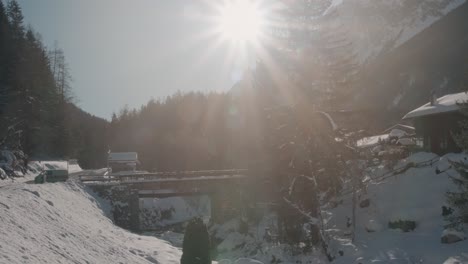 Alter-Oldtimer-Van,-Der-Die-Flussbrücke-Im-Wald-Passiert