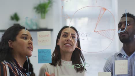 grupo diverso de personas de negocios trabajando juntos, lluvia de ideas en la oficina moderna