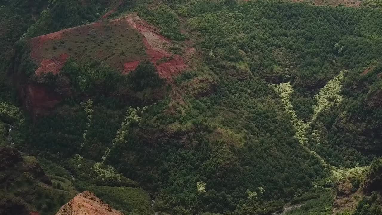 drone aérea waimea canyon kauai hawaii pan hacia abajo