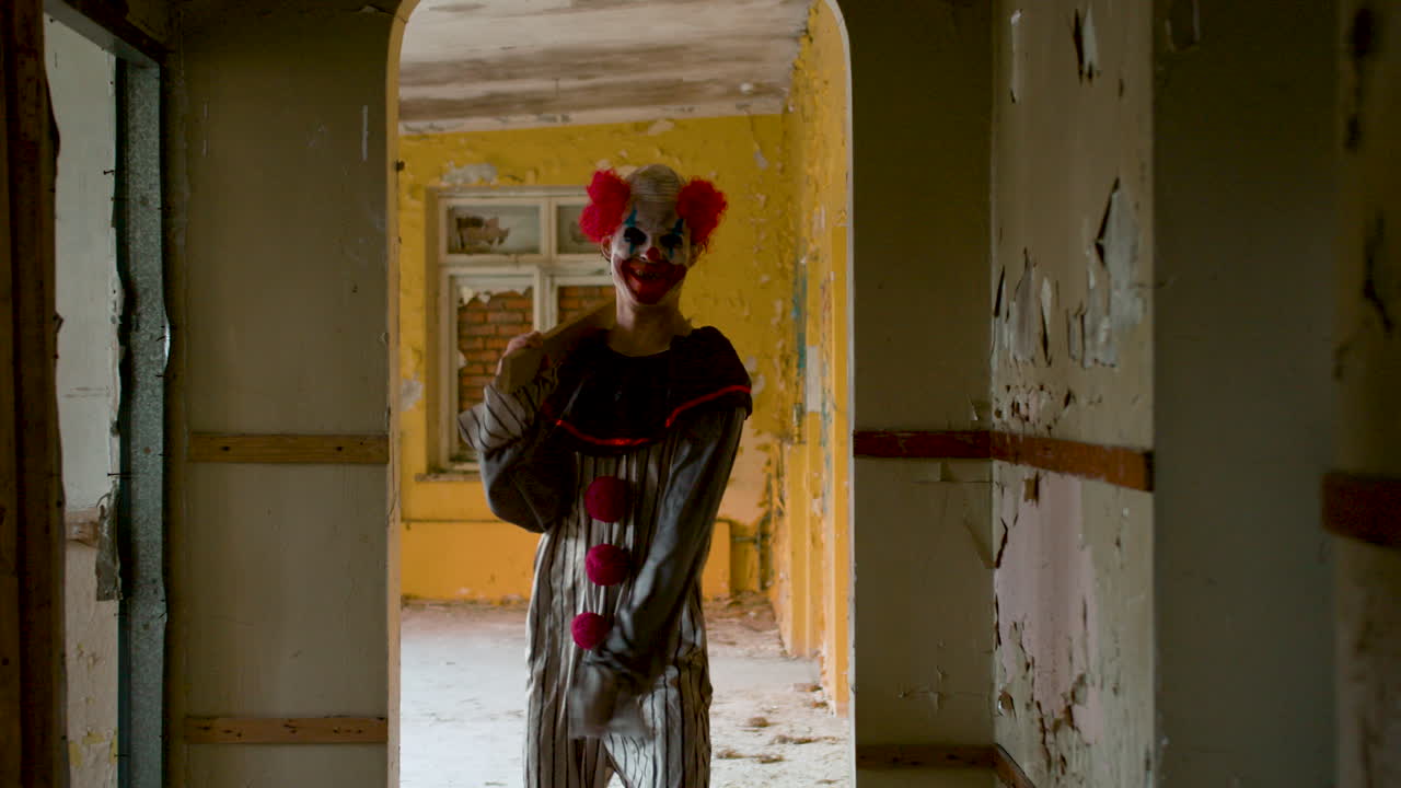 payaso aterrador en una casa abandonada