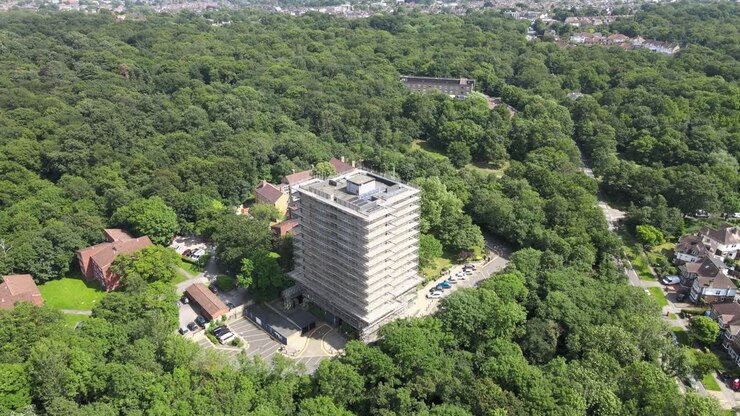 Ristrutturazione di condominio, filmato aereo da punto di vista elevato