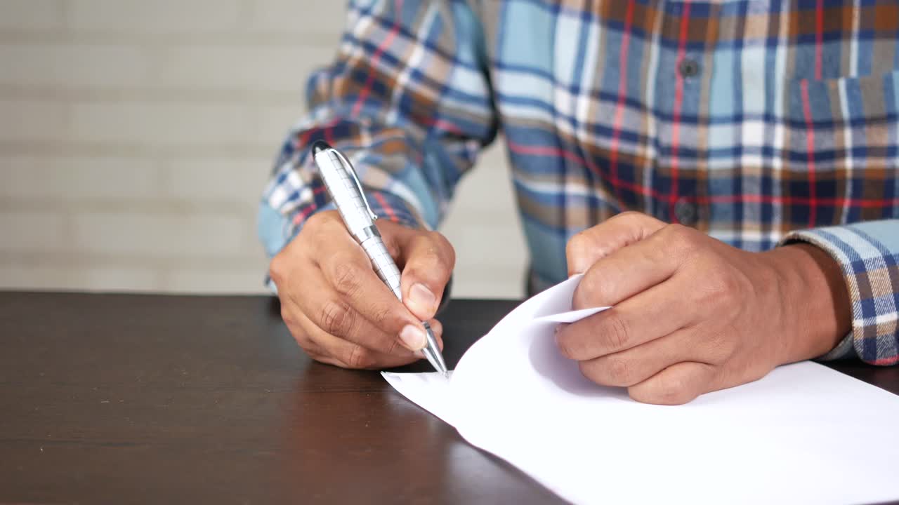 persona que firma un documento