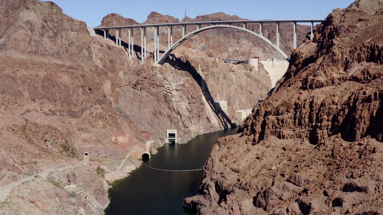 Nevada, ABD'deki Colorado Nehri üzerindeki bir köprüye doğru havadan görünüm - eğimli, drone çekimi.