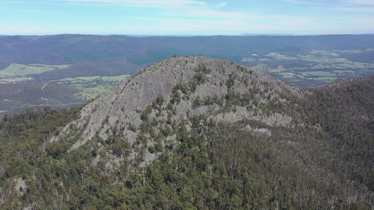 Il picco roccioso e brullo del Pan di Zucchero si erge nettamente sopra la valle circostante.
