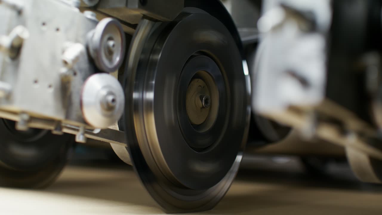 작동 중인 산업용 카드보드 절단 기계