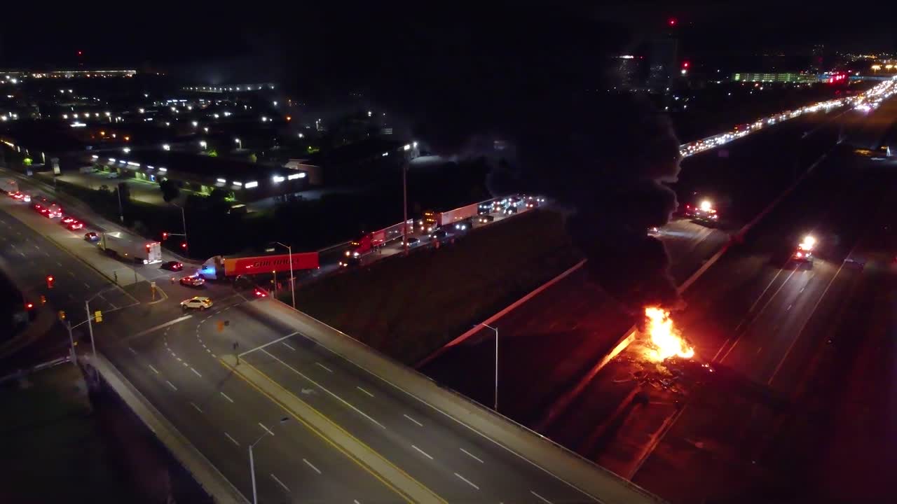 밤에는 고속도로에서 불타는 차, 검은 연기가 불타고, 공중 교통이