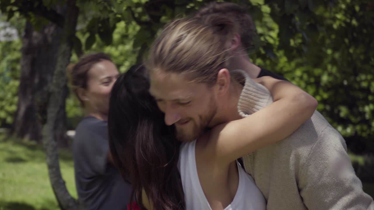 밖에서 서로 인사하는 행복한 친구들