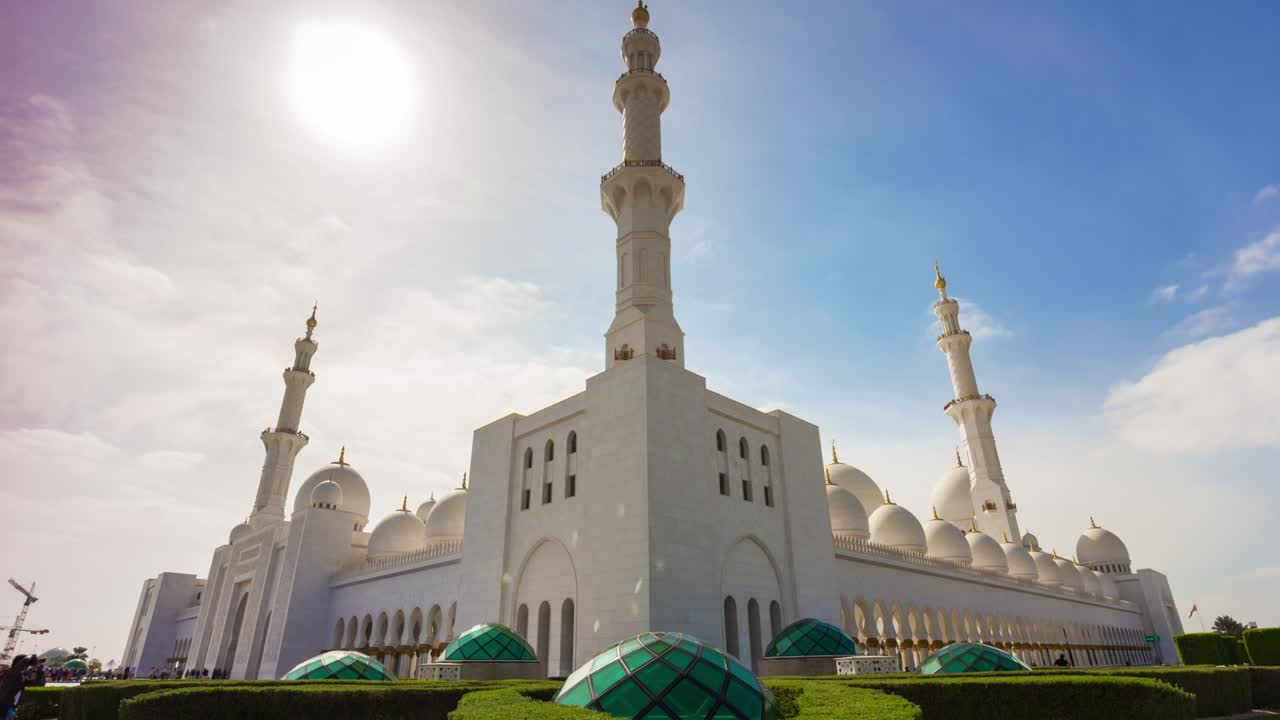 giorno soleggiato più famoso della grande moschea di abu dhabi angolo frontale panorama 4k time lapse uae
