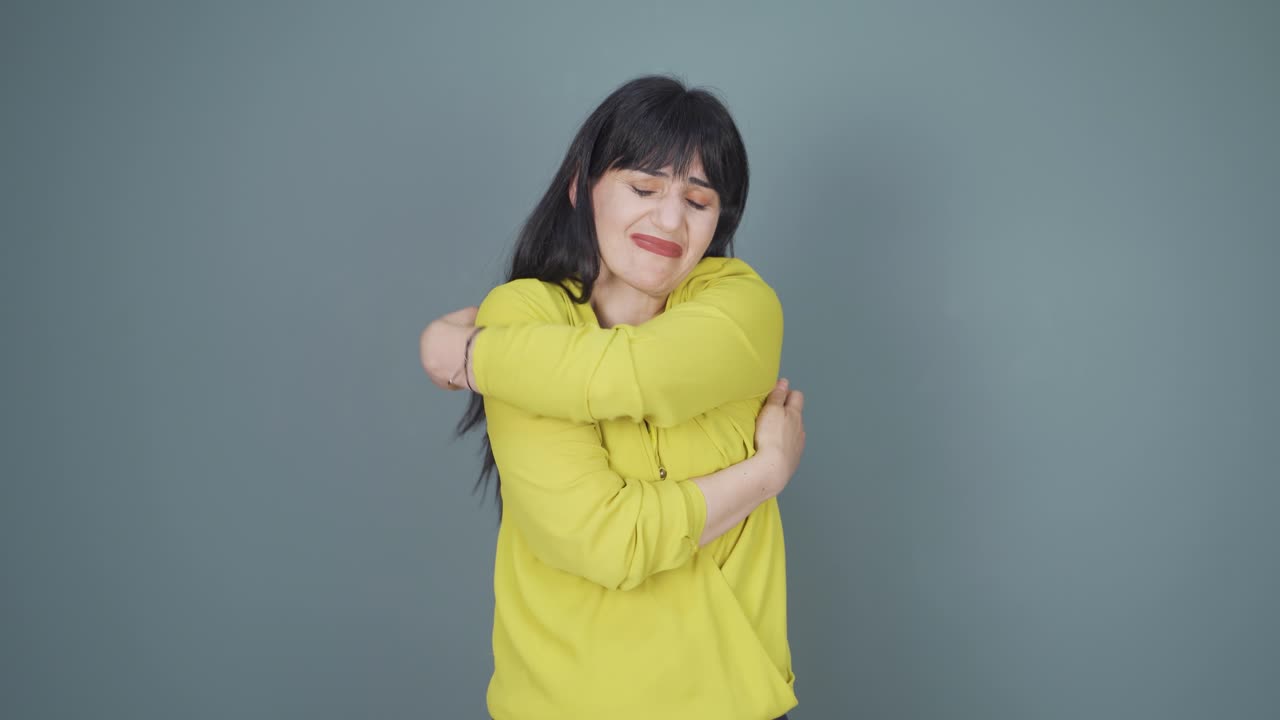 женщина, смотрящая в камеру, чешется.