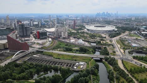 Queen-Elizabeth-Olympic-Park-Stratford-East-London-Con-Canary-Wharf-En-El-Fondo-De-La-Distancia