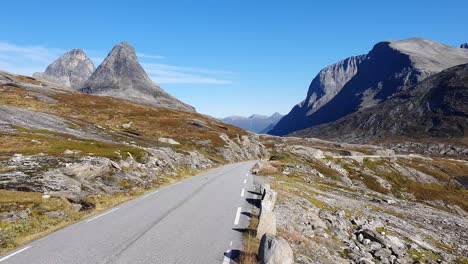 Unglaublich-Steile-Berggipfel-Vor-Blauem-Himmel