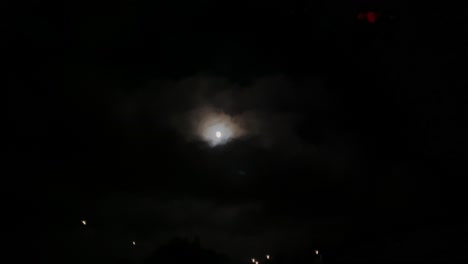 fuertes vientos atraviesan el cielo espesas nubes en el fondo de la luna llena